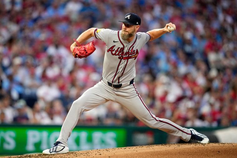 Sale outduels Sánchez, Braves beat Phillies, extend lead to five games in NL East