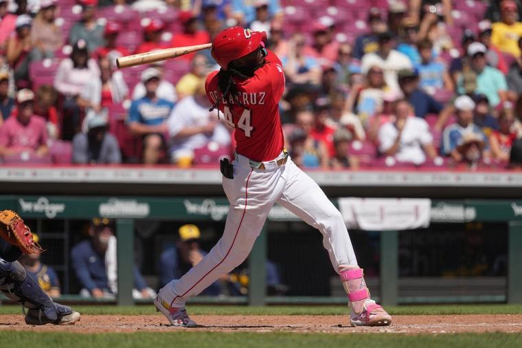 De La Cruz homers, drives in four runs to power Reds over league-best Brewers