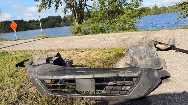 2 people make it to shore after crashing car into Mooney’s Bay