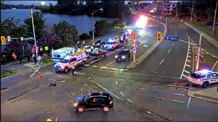 2 people swim to shore after crashing car into Mooney’s Bay