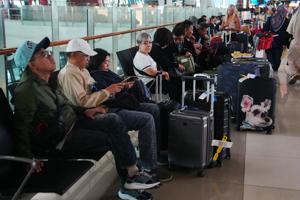 Volcanic island in Indonesia erupts, forcing the cancellation of hundreds of flights