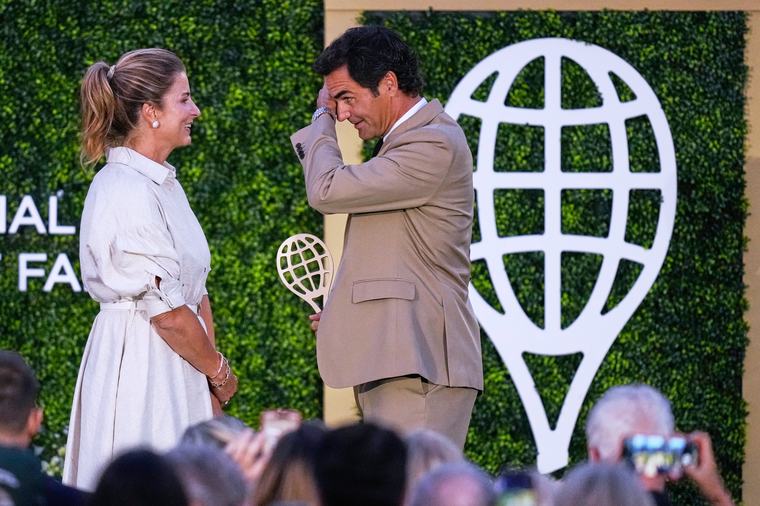 Emotional Roger Federer inducted into tennis Hall of Fame