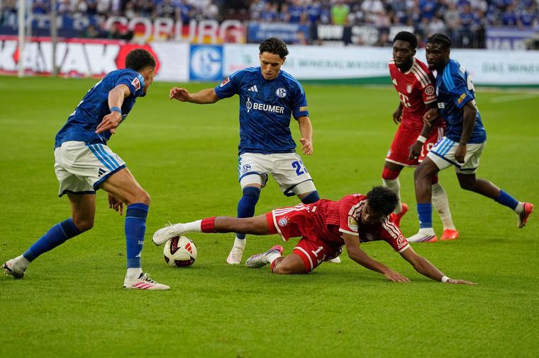 Bayern falters as Karius secures goalless draw for newly-promoted Schalke
