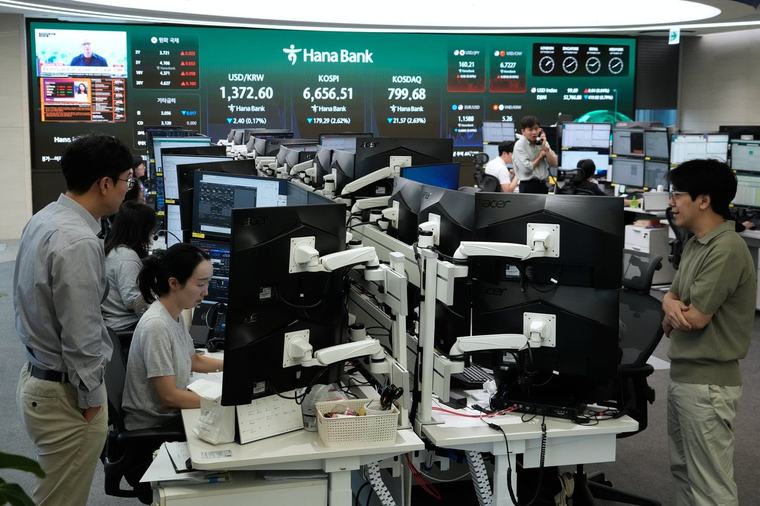World shares extend losses, while the global bond sell-off intensifies