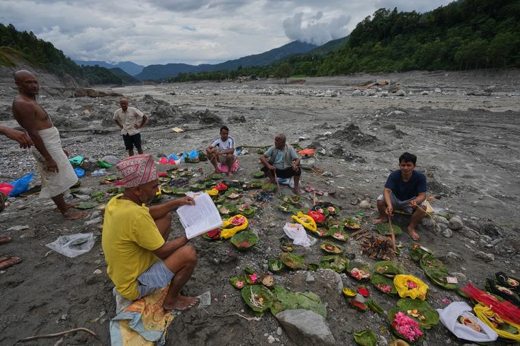 Hope ‘getting chipped away’ for Canadians waiting for answers after Nepal disaster
