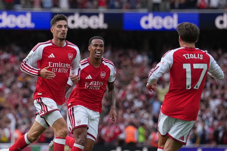 Arsenal come from behind to beat Chelsea and maintain perfect start in London derby
