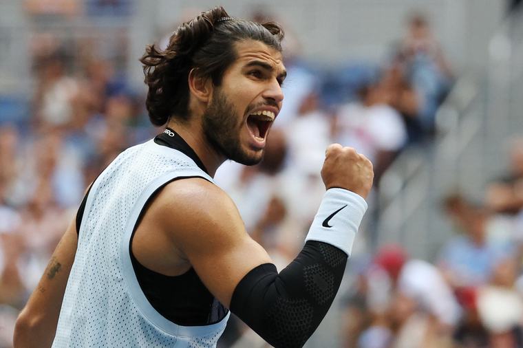 Defending champs Sabalenka, Alcaraz move into quarter-finals