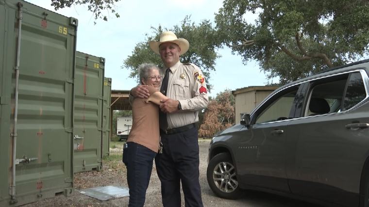 Woman stung more than 300 times by Africanized bees, rescued by deputy and volunteers
