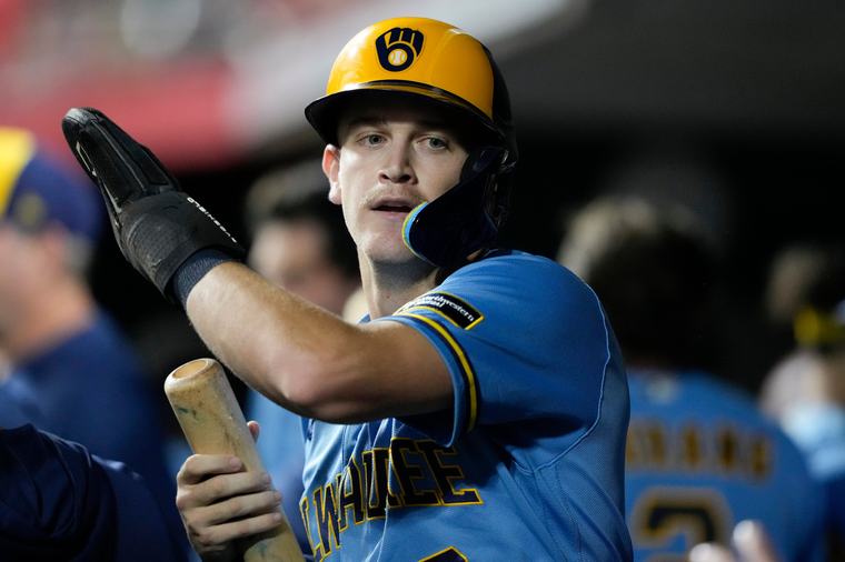 Pratt drives in four runs in Brewers’ win over Reds
