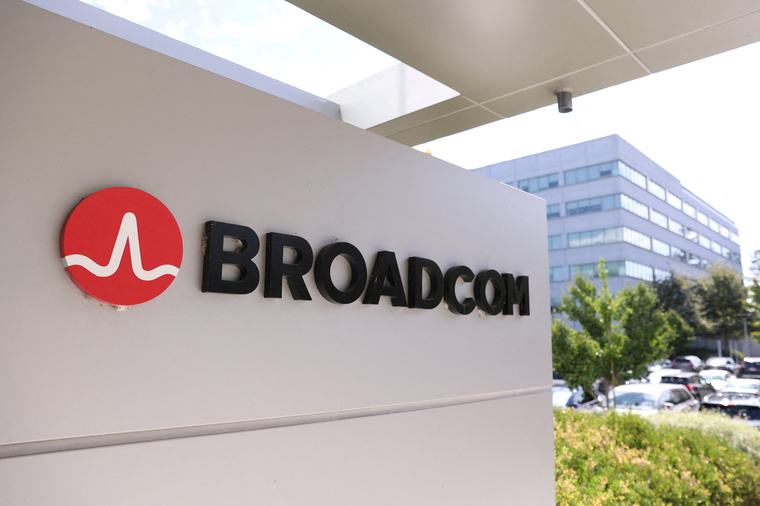 Broadcom forecasts quarterly revenue below estimates, signalling intense competition