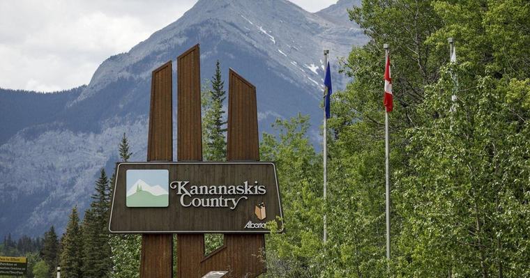 RCMP say two people dead after plane crash near mountain in southern Alberta