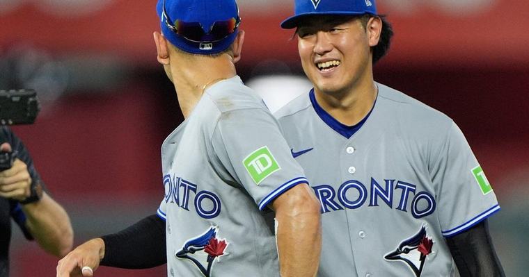 Okamoto leads Blue Jays past Royals 4-3 to pull into tie for final AL wild card