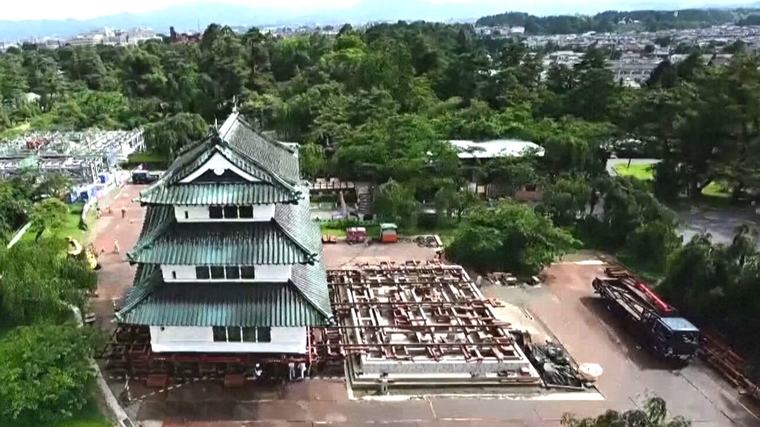 With ropes and chants, thousands move Japanese castle