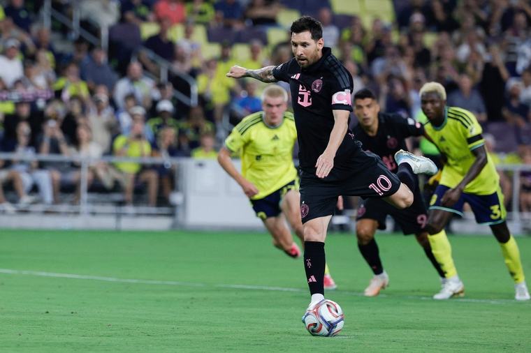 It ‘hurts’ says Messi as he retires from international football