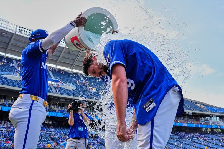 Blue Jays fall to Royals 6-1 and lose playoff position