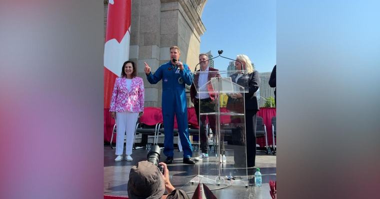 Astronaut Jeremy Hansen helps open CNE